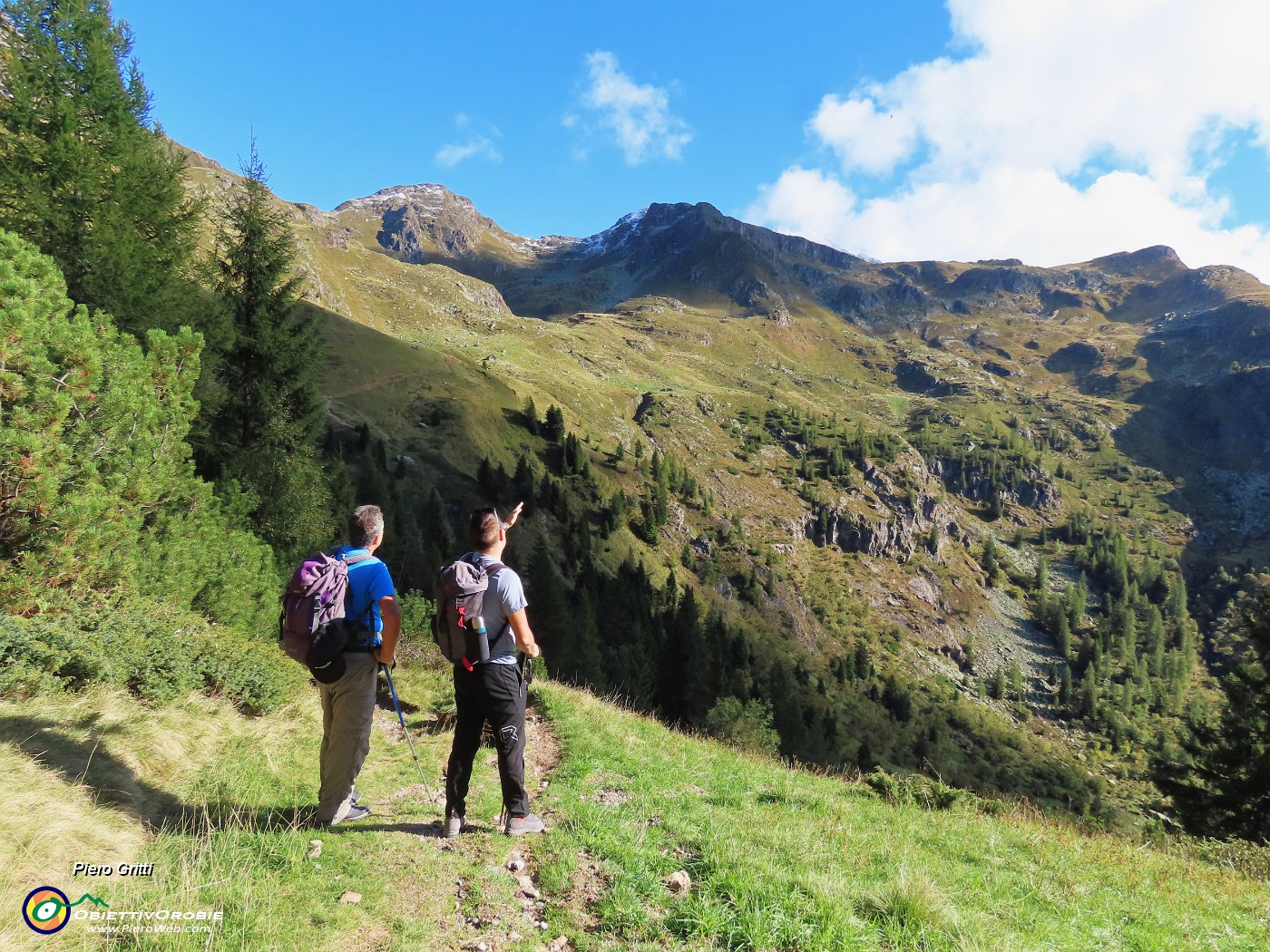 07 Localizzando dal vivo il Monte delle Galline a dx e le Cime di Mezzeno a sx.JPG